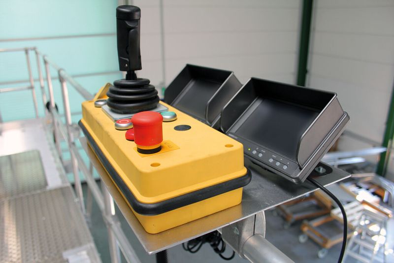 Mithilfe der Joy-Stick-Bedienung und der Kameraüberwachung kann die Arbeitsbühne auch im Ein-Mann-Betrieb von oben aus gesteuert werden. (Bild: Günzburger Steigtechnik)