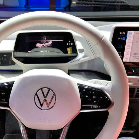 Der ID 3 soll Volkswagens bislang am besten vernetztes Modell werden. Doch mit der Software hat der Hersteller weiter zu kämpfen. Der ID 3 soll Volkswagens bislang am besten vernetztes Modell werden. Doch mit der Software hat der Hersteller weiter zu kämpfen.