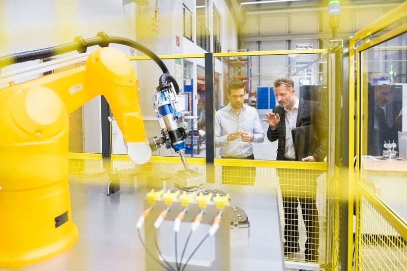 Roboter werden verstärkt in KMU zur Automatisierung eingesetzt werden, die hierzulande einen Großteil der Wirtschaft ausmachen. Roboter werden verstärkt in KMU zur Automatisierung eingesetzt werden, die hierzulande einen Großteil der Wirtschaft ausmachen.