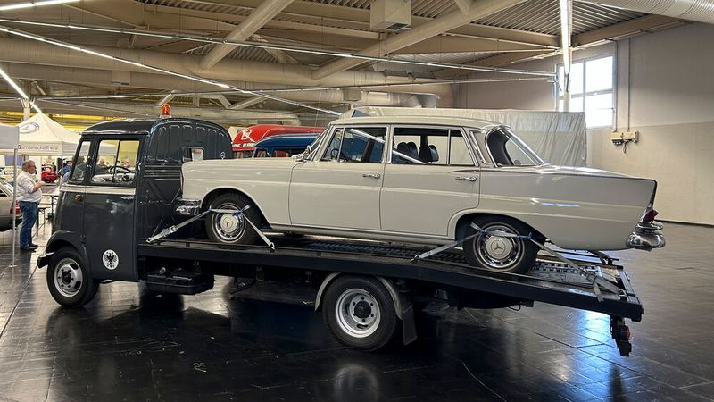Während Messen oder anderer Veranstaltungen ausgestellte Fahrzeugtransporte sollten stets Vorbildcharakter haben. Dieser Transport hat ihn nicht, weil die Trapezgurte ihre Bezeichnung nicht verdienen und Radanschläge fehlen. (Bild: Diehl – VCG)