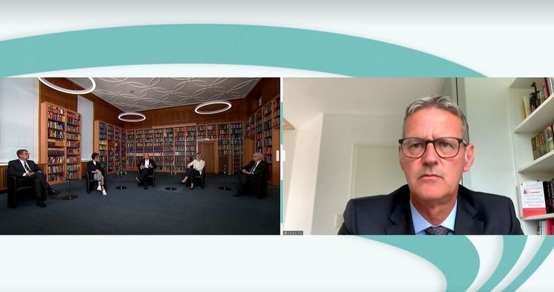 Dr. Gerald Gaß (r.) , Präsident der Deutschen Krankenhausgesellschaft, lobte alle Beteiligten des Gesundheitssystems: „Wir haben in der Krise gezeigt, was in uns steckt“ (HSK)