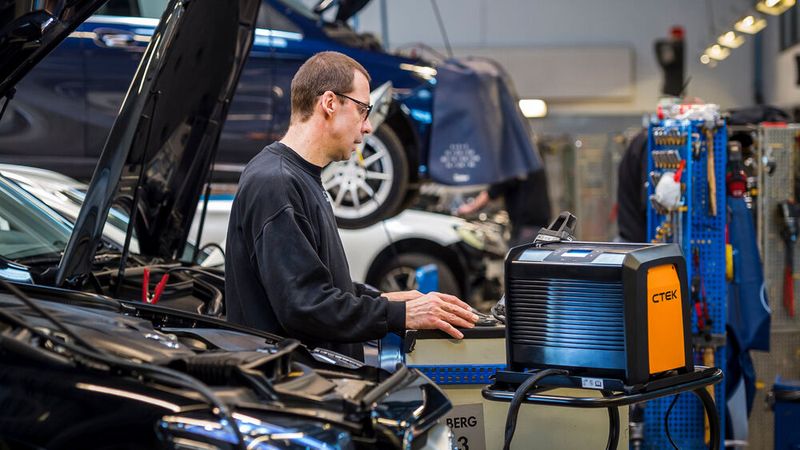 Immer öfter müssen bzw. sollten Kfz-Betriebe heutzutage Fahrzeuge während eines Werkstattaufenthalts laden. Diese Leistung müssen sie nicht verschenken.(Bild:  Peter Alvey Photographer)
