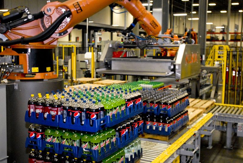 Kuka Systems entwickelt, implementiert und integriert roboterbasierte Logistiksysteme, darunter Systeme für die End-of-line-Palettierung. (Bild: Kuka)