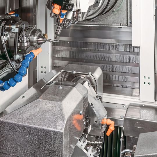 Bearbeitungsbereich mit hauptzeitparalleler Gegenbearbeitung: Integration einer zweiten 3-Achsen-Basis mit zweiter Hochgeschwindigkeitsmotorspindel und eigenem Werkzeugmagazin. Bearbeitungsbereich mit hauptzeitparalleler Gegenbearbeitung: Integration einer zweiten 3-Achsen-Basis mit zweiter Hochgeschwindigkeitsmotorspindel und eigenem Werkzeugmagazin.