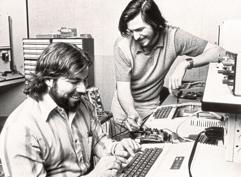 11. August 1950 – Steve Wozniak wurde geboren: Wenn ein Computer-Urgestein wie der Apple-Mitbegründer Steve Wozniak Geburtstag feiert, dann nimmt die ganze Welt teil. Für seinen 70. Geburtstag wurde extra die Webseite Wozbday.com eingerichtet und virtuell elf Tage lang gefeiert. Wozniak oder „The Woz“ gründete 1976 zusammen mit Steve Jobs und Ron Wayne die Firma Apple. Mit dem Apple I erfand und entwickelte er noch selbst den ersten brauchbaren Home-Computer. Die Idee eines Computers für jedermann ist im „Homebrew Computer Club“ entstanden, einem Treffen von jungen Nerds. Echten kommerziellen Erfolg hatten Woz und Jobs mit dem Apple II im Jahr 1977. Der Börsengang machte ihn und Jobs zu Millionären. Doch Geld war nicht der Antrieb für Woz: Er wollte eine neue Technologie entwickeln, die für alle Menschen verfügbar war. Seine Mission bestand darin, zu experimentieren, auszuprobieren und damit neue digitale Möglichkeiten zu eröffnen. Das Foto von 1976 zeigt die Apple-Mitbegründer Steve Wozniak (l) und Steve Jobs an einem Computer.  (Bild: Apple)