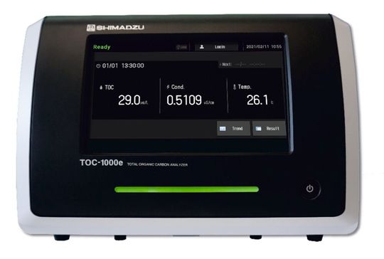 Der TOC-1000e ist ein Prozessanalysator für die kontinuierliche Überwachung von Reinstwasser. Er kontrolliert den TOC-Gehalt und die elektrische Leitfähigkeit eines Reinstwasserstroms in der Produktion, etwa von Arzneimitteln.(Bild:  Shimadzu)
