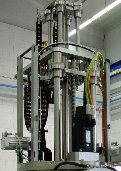 Das Transfersystem besteht aus vier Flanschkugelbuchsen und vier Mittenflanschbuchsen. Der Antrieb für die Hubbewegung übernehmen zwei Kugelgewindespindeln. (Bild: Dr. Tretter)