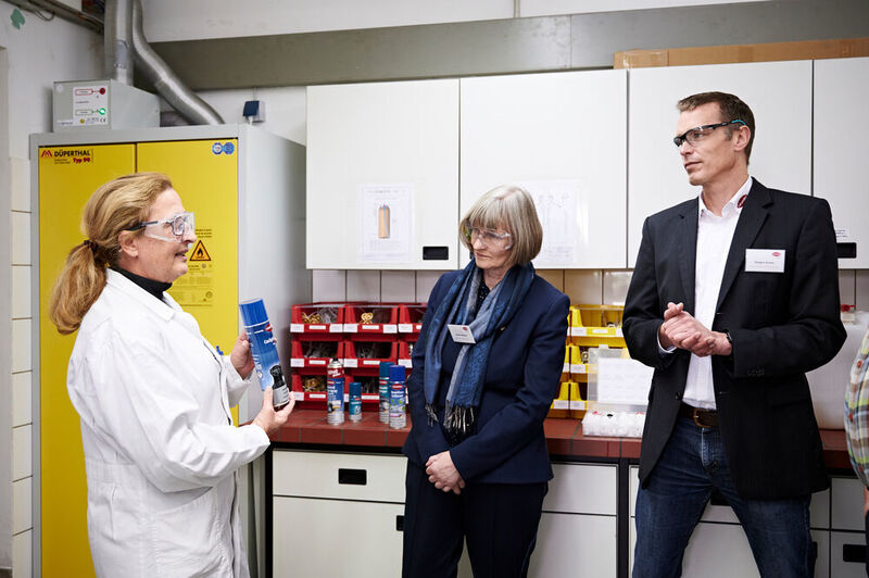 Elvira Ulitzka, Bezirksbürgermeisterin Duisburg-Mitte (Foto: Mitte), lässt sich von Caramba die Produkte im Labor erklären. (Mensch Julian/ Caramba)