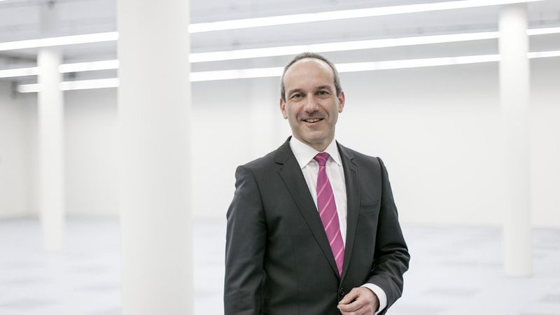 Dr. Béla Waldhauser, CEO Telehouse Deutschland GmbH, könnte mit den 18 Dieselgeneratoren rund 20.000 Haushalte mit Strom versorgen.