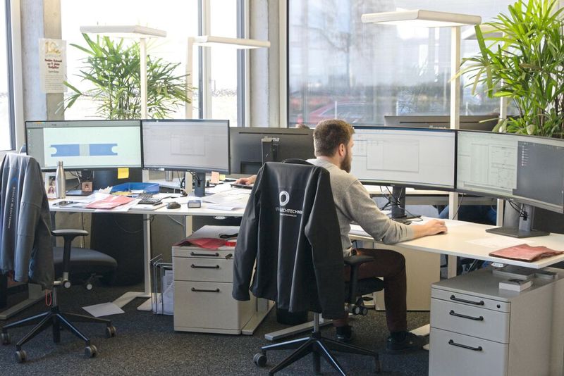 Think-Tank: Auf vier 3D-CAD/CAM-Arbeitsplätzen generieren Konstrukteure sämtliche in der Produktion benötigten technischen Informationen und Daten, die über ein unternehmensweites digitales Netz an die Arbeitsplätze in der Werkhalle gelangen.  (Bild: Konrad Mücke)