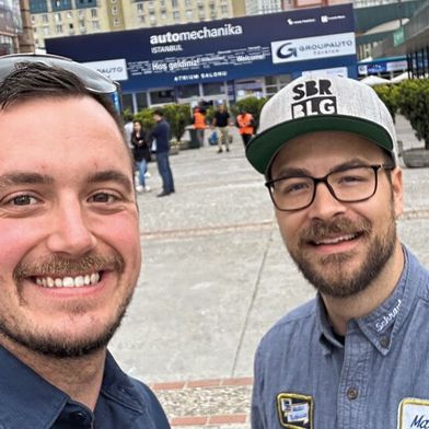 Im Juni 2023 reisten Christian (links) und Marco zur Automechanika nach Istanbul und berichteten auf ihren Social-Media-Kanälen über die Fachmesse. (Bild: Schrauberblog)