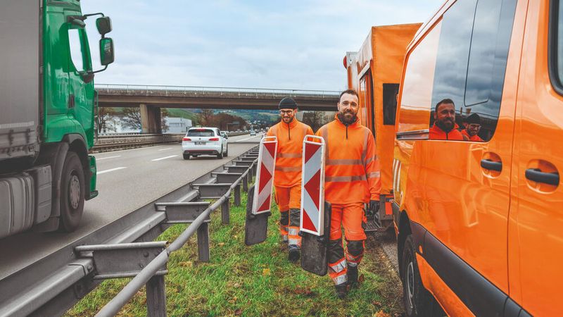 Der Dekra Verkehrssicherheitsreport 2026 trägt den Titel „Arbeitsplatz Straßenverkehr“ und beschäftigt sich mit den Risiken im Straßenraum.(Bild:  Dekra)