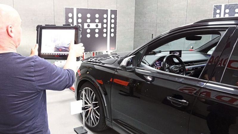 Mittlerweile gibt es zahlreiche "Universalsysteme", mit denen auch freie Werkstätten in Sachen FAS/ADAS allen voran die Kameras hinter Frontscheiben kalibrieren und einstellen können. Doch deren Bedarf ist offenbar begrenzt.(Bild:  Dominsky – »kfz-betrieb«)