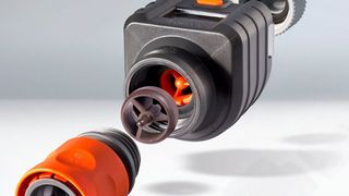 Spritzgegossene Magnete (bräunliches Teil im Bild, im Einsatz in einem Wasser-Durchlaufmesser) erfreuen sich in der produzierenden Industrie steigender Beliebtheit, sagt Barlog. Verantwortlich dafür seien zum einen Kosteneinsparungen durch Metallersatz und zum anderen Möglichkeiten der Funktionsintegration. (Barlog Gruppe)