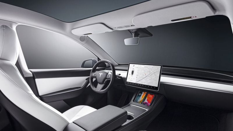 Der Rest des Cockpits ist aufgeräumt und klar gehalten. (Bild: Tesla)