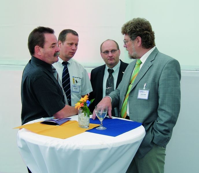 Stehconvent mit ZKF-Präsident  Friedrich Nagel (re.) (Archiv: Vogel Business Media)