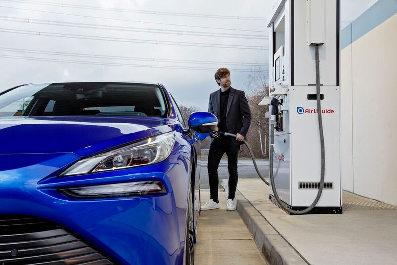 Einmal tanken dauert rund fünf Minuten, bezahlt wird per Karte direkt an der Zapfsäule. (Bild: Toyota)