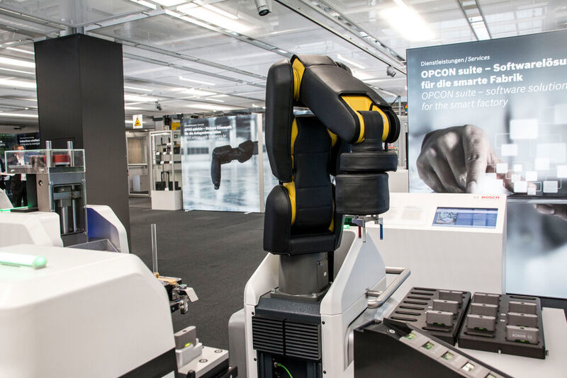 Gepolsterter Roboterarm: Der Apas Assistant, ein kollaborierender Roboter, war auch im Bosch-Werk Feuerbach zu sehen. Durch die Polsterungen ist es möglich, dass Mensch und Maschine buchstäblich Hand in Hand arbeiten. (K.Juschkat/konstruktionspraxis)