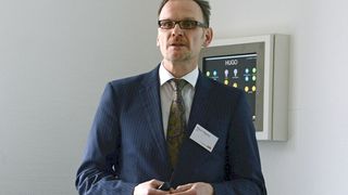 Klaus Allgaier zeigt, dass Frequenzumrichter heute mehr können, als „nur“ die Drehzahl zu regeln. (Bild: Stefanie Michel)