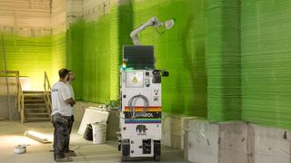 Der Beschichtungsroboter wurde bei den Malerarbeiten im größten 3D-Druck-Gebäude Europas in Heidelberg eingesetzt. (Bild: Caparol/Sabine Arndt)