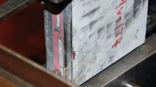 Prüfung des Klebverbunds mit stückverzinktem Substrat an einer bauteilähnlichen Laschenverbindung: Die Klebeeignung konnte bestätigt werden. (RWTH Aachen)