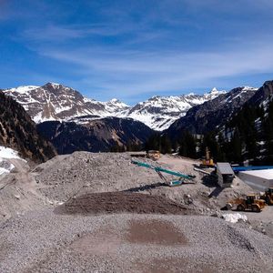 Vor beeindruckender Hochgebirgskulisse: Bau des Pumpspeicherkraftwerks Obervermuntwerk II der Vorarlberger Illwerke in Vorarlberg/Österreich mit eigenem Kieswerk (Transbeton, Bludenz) und Leiblein-Wasseraufbereitung(Bild:  Leiblein)