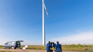 Durch Aufnahmen mit einer Infrarotkamera lassen sich rechtzeitig Schadstellen erkennen, die Verwirbelungen auf den Rotorblättern bewirken. (Bild: BAM)