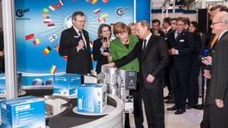 Wladimir Putin, der Präsident der Russischen Föderation, und die deutsche Bundeskanzlerin Angela Merkel informieren sich am 8. April 2013 am Nord-Stand auf der Hannover Messe über in Russland zunehmend gefragte effiziente Antriebstechnik (Nord)