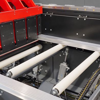 Säge mit „intelligentem“ Druckbalken: Nach Auswahl der Profilform stellt die Xm 250 von IMA Schelling Precision alle Maße, Druckkräfte und Schnittparameter vollautomatisch ein. (Bild: IMA Schelling Precision)