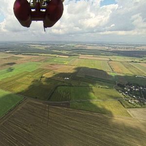Luftaufnahme der Station. Melpitz ist umgeben von Wiesen, Feldern und Wald. Die Station im Tiefland von Sachsen ist repräsentativ für weite Teile des ländlichen Ostdeutschlands und liegt an der Grenze zwischen atlantischem und kontinentalem Klima, was sie für großräumige Analysen in Europa besonders interessant macht.(Bild:  Holger Siebert, TROPOS)