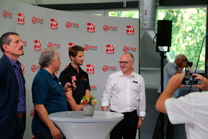 Günther Steiner, le directeur de l'écurie Haas F1, Gene Haas le patron de Haas Automation Inc., Romain Grosjean le pilote franco-suisse de l'écurie Haas F1 et à droite Urs W. Berner le directeur d'Urma AG, distributeur suisse des machines de marque Haas. (JR Gonthier)