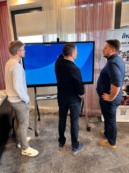 Janek Grafenburg (l., LS IT-Media) und Frank Ottenbacher (Ottenbacher Bürotechnik) hören dem Fachmann Ole Jacobs (iiyama) konzentriert zu. (Bild: Vogel IT-Medien)