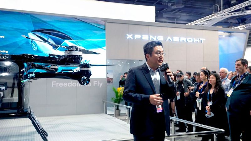 Brian Gu, Präsident und stellvertretender Vorsitzender von Xpeng Motors, kündigt auf der CES den Serienbau des Land Aircraft Carriers an. (Bild: Xpeng)