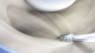 Die Finishbearbeitung eines 10-mm-Bohrers im Gleitschliffprozess wurde auf 4 bis 8 min verkürzt. In dieser Zeit wurden die Schneidkanten auf 8 bis 10 µm verrundet und die Rauigkeit Ra in de Spannut auf 0,1 µm reduziert.  (Bild: Otec)