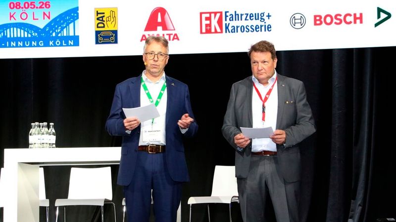 ZKF-Präsident Arndt Hürter (l.) und ZKF-Haupgeschäftsführer Thomas Aukamm führten durch das Programm des Pkw-Symposiums. (Bild: Klasing)