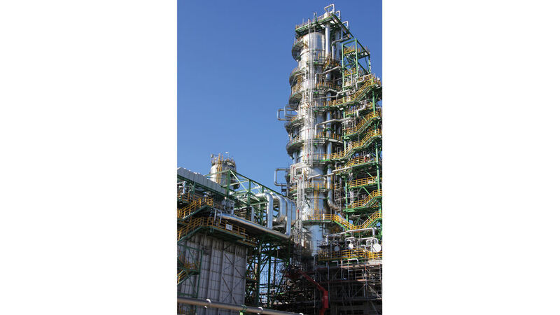 Die Röhöl 1-Anlage kurz vor der Fertigstellung. Mit neuer Kolonne, die in Modulbauweise errichtet wurde, ist sie mit 71 m eines der höchsten Bauwerke der Raffinerie. (Pörner Group)