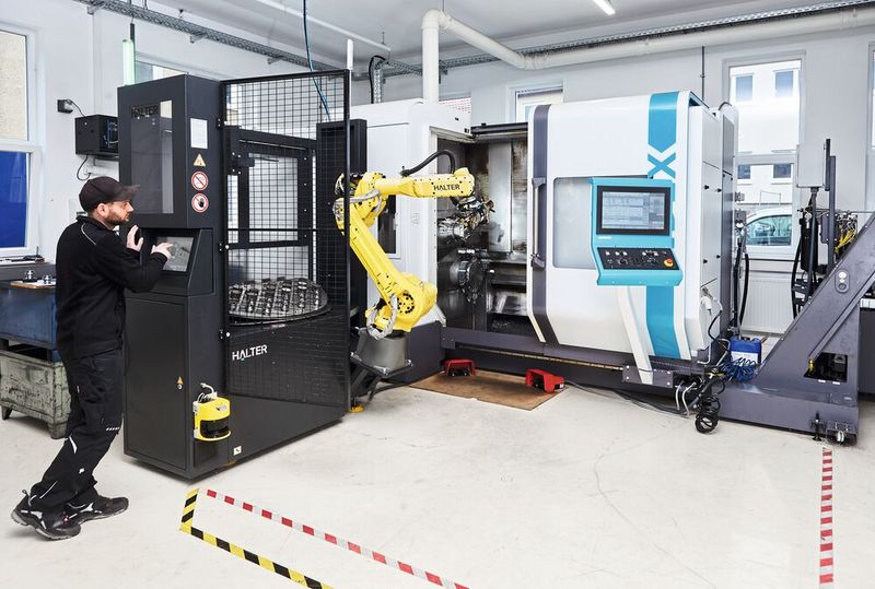 Die robotergestützte Beladung der Dreh-Fräsmaschine erfolgt im Regelbetrieb mannlos mit einem Load Assistant System von Halter.  Die Be- und Entladung erfolgen unmittelbar nacheinander in einem Arbeitsschritt.  (Bild: Schunk)