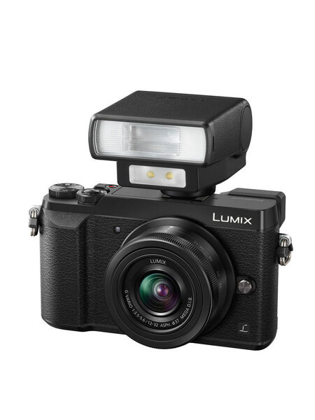 Perfekt auf die GX80 abgestimmt ist der kleine externe Systemblitz FL200L mit LZ20 Schwenkreflektor und kabellosem Blitzbetrieb, der als optionales Zubehör parallel zur Kamera im Markt eingeführt wird. (Panasonic)