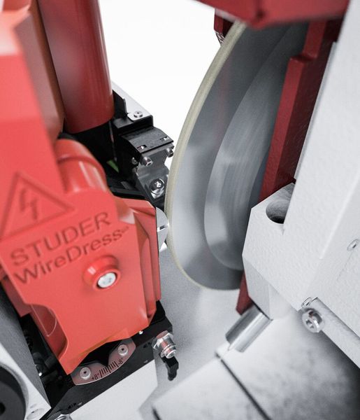 Studer setzt beim Schleifen der Zukunft auf die, wie es heißt, smart kombinierte Hybridtechnik Wiredress. Damit gelingt das Abrichten der Schleifscheibe per Erodieren sogar bei maximaler Drehzahl derselben. In der gleichen Aufspannung kann auch geschliffen werden. (Bild: Fritz Studer)