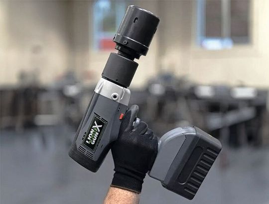 Angetrieben von einem 36-Volt-Akku bringt der Lion Gun X 1000 bis zu 1.356 Nm an Drehmoment auf – beginnend bei 271 Nm.(Bild:  Hytorc)