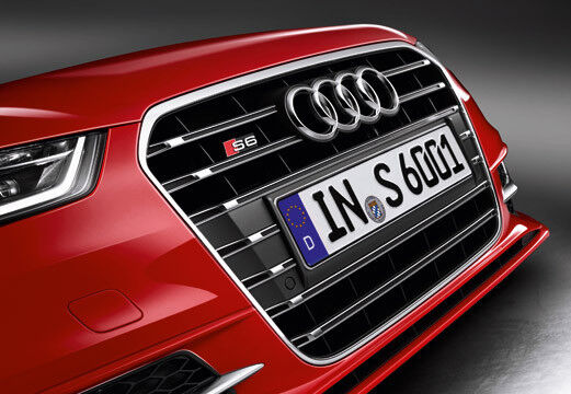 Optisch ist der S6 unter anderem am spezifisch gestalteten Kühlergrill erkennbar.  (Foto: Audi)