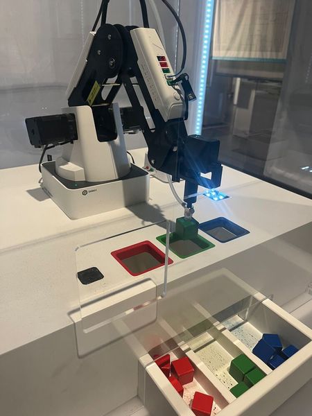 Dieser Roboter erkennt die Farben der Würfel und wirft sie in die entsprechenden Löcher.  (© cm)