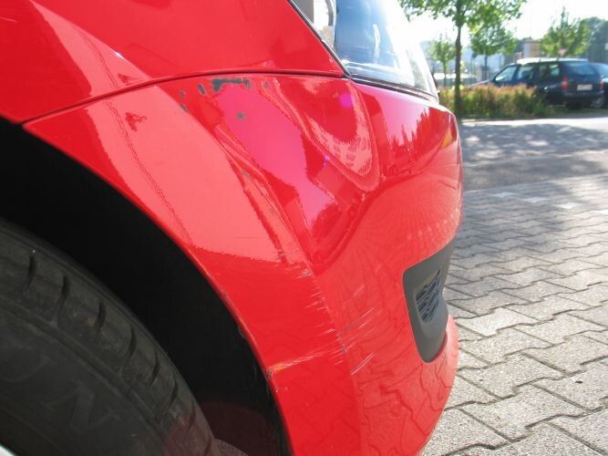 Schrammen, Kratzer und abgeplatzter Lack zählen zu den häufigsten Kleinschäden an Fahrzeugen. (Cartec)