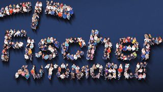 Die Mitarbeiter der Fischer-Gruppe bilden das Logo des Unternehmens nach.  (Fischer)