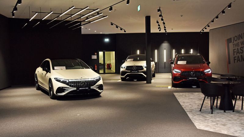 Das Autohaus hält ständig 14 Fahrzeuge auf der Präsentationsfläche vor. (Bild: Simon – »kfz-betrieb«)