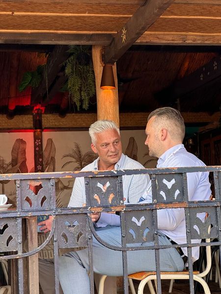 Was sich wohl Marcel Künzenbach (Hornetsecurity) und Falk Schwarzenberg (Infinigate) zu erzählen haben? (Bild: Vogel IT-Medien)