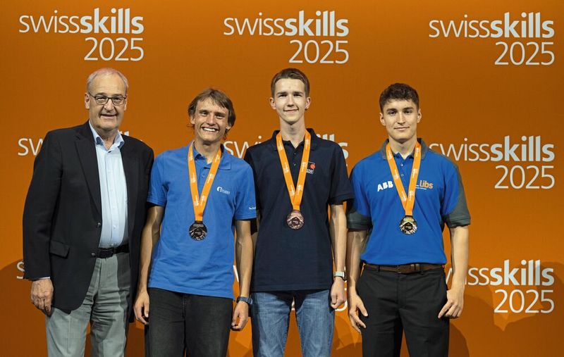 ... und im Bereich «Polymechaniker CNC Drehen»: Gold ging an Arno Zehnder (libs/ABB, rechts), Silber an Maurice von Steiger (Fritz Studer AG, links) und Bronze an Joel Hostettler (ZW Winterthur, Mitte). (Bild: Manu Friedrich)