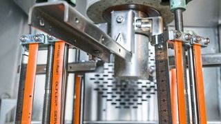 Bei der Bewitterungsprüfung wird die Alterungsbeständigkeit bei Sonneneinstrahlung (UV) sowie bei Einfluss von Ozon und Klima getestet. Dazu werden die Leitungen im Testgerät Trocken- und Beregnungsphasen, erhöhter Temperatur sowie einer Ozonkonzentration bis 1000 ppm (0,1 %) ausgesetzt. (Wolfram Scheible)