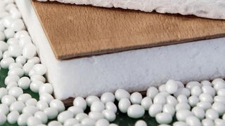 Vom kompakten EPLA-Granulat zur fertig geschäumten Dämmplatte: Das biobasierte Partikelschaummaterial lässt sich als Drop-in-Lösung auf bestehenden EPS-Formteilautomaten verarbeiten. (Bild: Nexofoam)