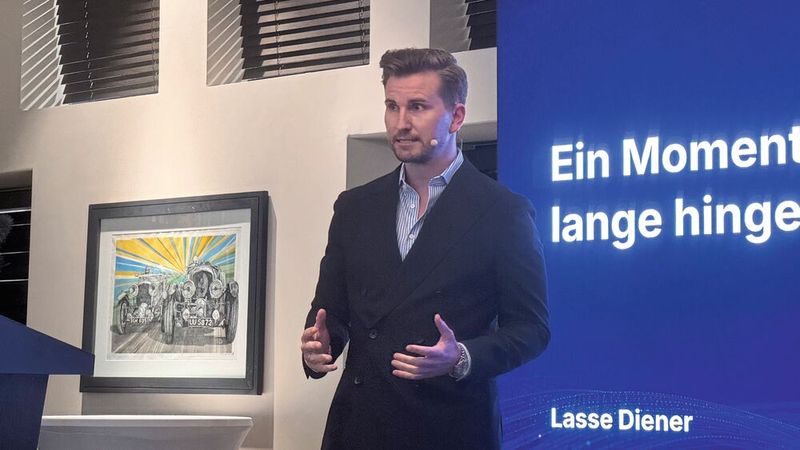 CEO Lasse Diener skizzierte die Beweggründe für die Umbennenung von Bezahl.de zu Aufinity und gab einen Ausblick auf die Plattformstrategie des Unternehmens. Auch stellte er das neue Tool zum Management offener Forderungen von Autohäusern um. (Bild: Achter – VCG)